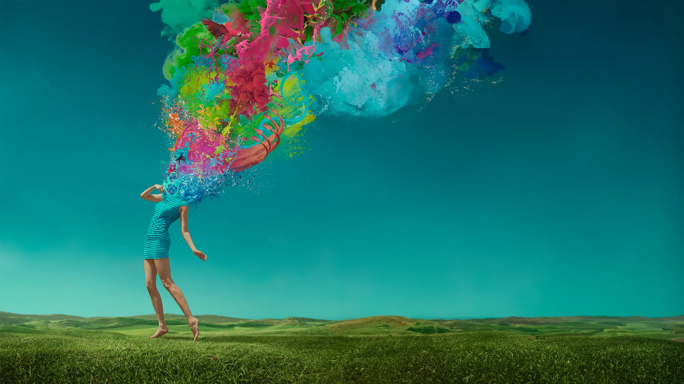Eine junge Frau tanzt auf einer Wiese. Aus Ihrem Kopf explodiert eine bunte Farbmischung, welches das vielfältige Netzwerk von BCAUS verkörpert