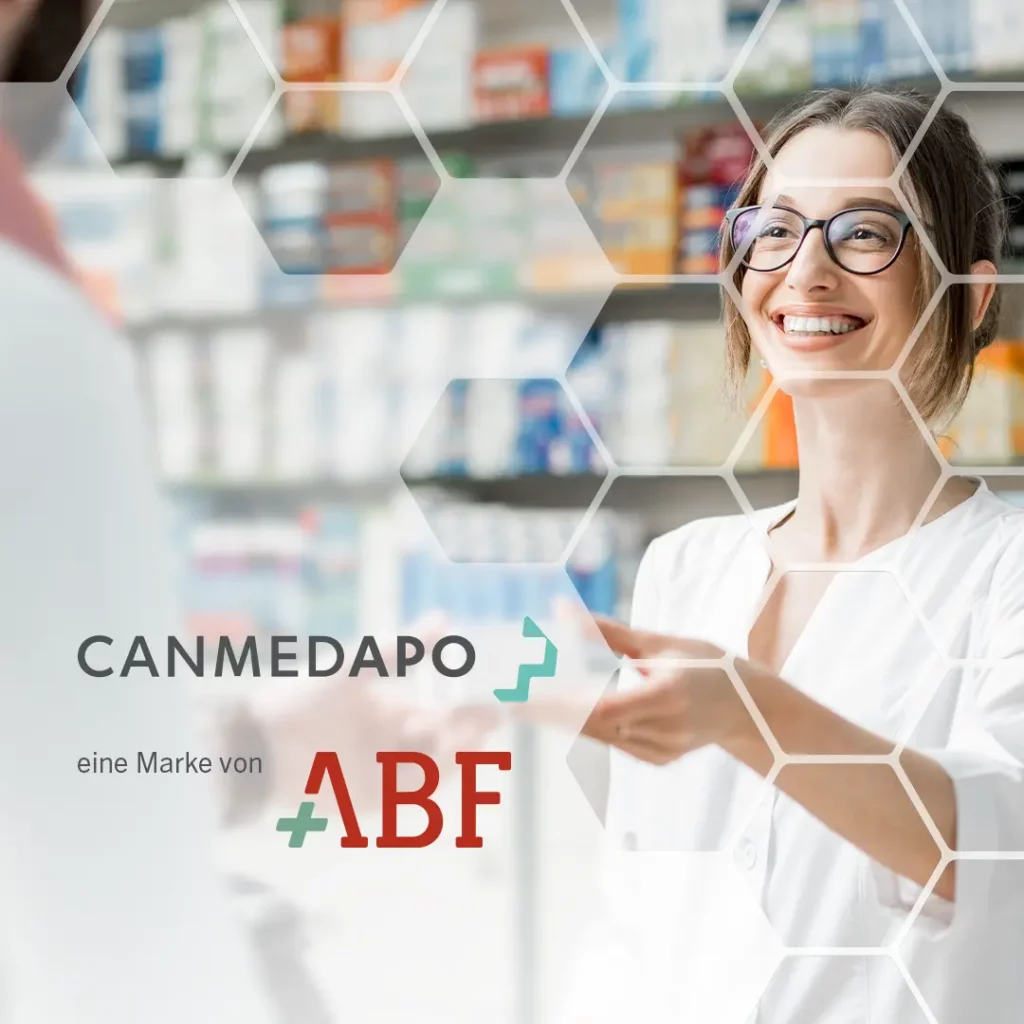 EIne junge lächelnde Apothekerin überreicht ein Medikament – im Vordergrund das CANMEDAPO-Logo