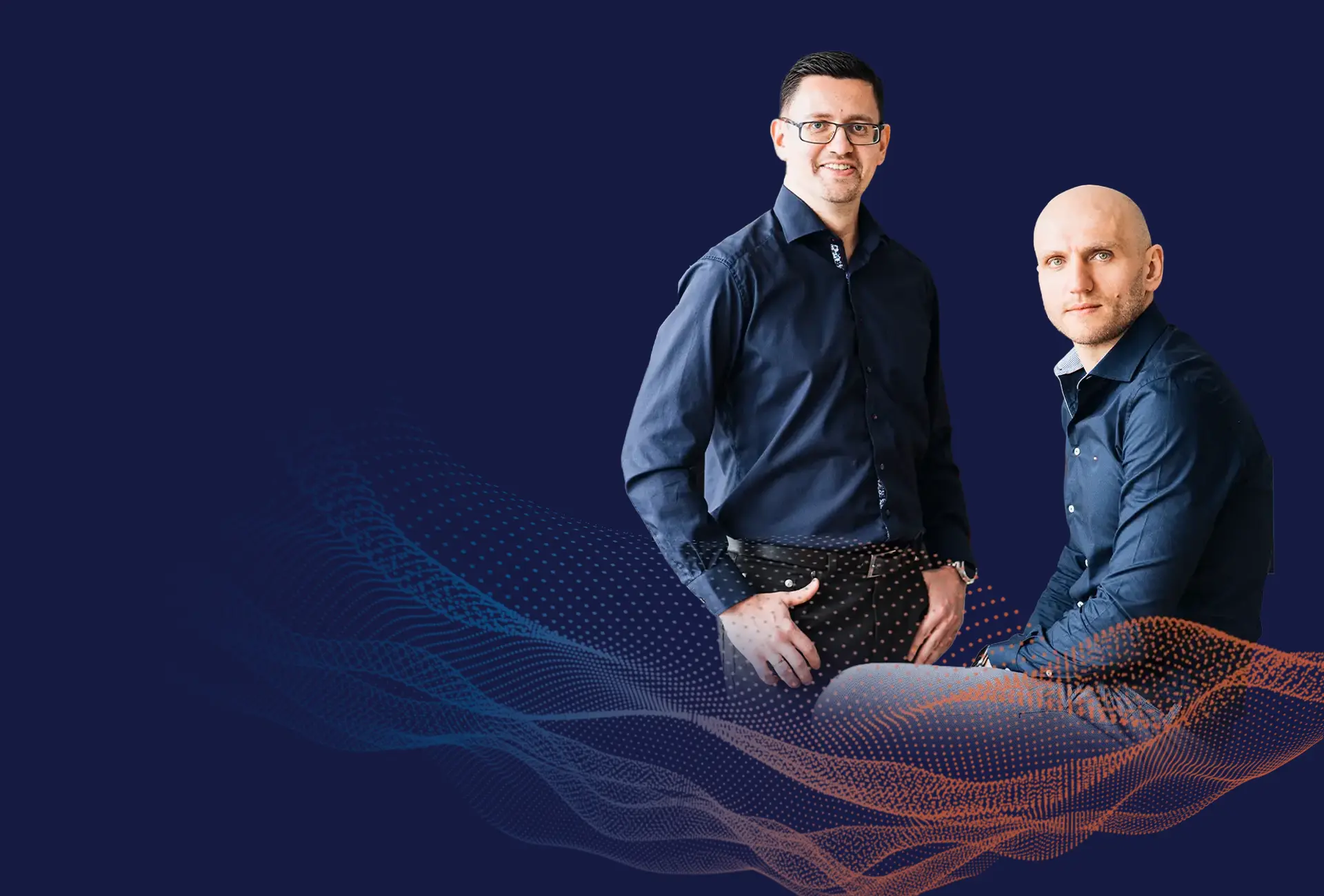 Die beiden Geschäftsführer von SimplyTest mit einem stilistischen Wellennetz in den Unternehmensfarben blau und orange von SimplyTest